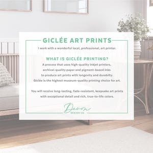 Pode incluir: Texto que explica o processo de impress&atilde;o gicl&eacute;e, que utiliza impressoras jato de tinta de alta qualidade, papel de arquivo e tintas &agrave; base de pigmentos para produzir impress&otilde;es de arte com longevidade e durabilidade. O texto afirma que a gicl&eacute;e &eacute; a escolha de impress&atilde;o de qualidade de museu mais alta para a arte. O texto tamb&eacute;m afirma que as impress&otilde;es s&atilde;o dur&aacute;veis, resistentes ao desbotamento e impress&otilde;es de arte de qualidade superior com detalhes excepcionais e cores ricas e realistas. O texto est&aacute; em uma caixa branca com uma borda verde e o texto "Devon Design Co." est&aacute; abaixo do texto.