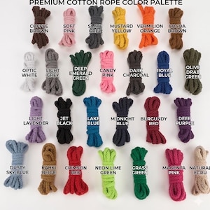 Peut inclure: Une palette de couleurs de cordes en coton de qualit&eacute; sup&eacute;rieure, avec des &eacute;chantillons de couleurs vari&eacute;es, notamment marron caf&eacute;, rose tendre, gris ardoise, jaune moutarde, orange vermillon et marron cacao. L'image montre &eacute;galement blanc optique, gris clair, vert &eacute;meraude fonc&eacute;, rose bonbon, charbon fonc&eacute;, bleu roi et vert olive.
