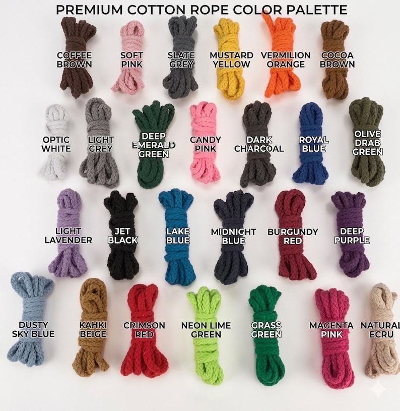 Peut inclure: Une palette de couleurs de cordes en coton de qualit&eacute; sup&eacute;rieure, avec des &eacute;chantillons de couleurs vari&eacute;es, notamment marron caf&eacute;, rose tendre, gris ardoise, jaune moutarde, orange vermillon et marron cacao. L'image montre &eacute;galement blanc optique, gris clair, vert &eacute;meraude fonc&eacute;, rose bonbon, charbon fonc&eacute;, bleu roi et vert olive.