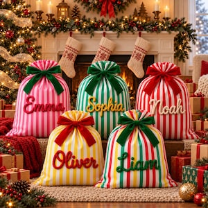 Può includere: Cinque sacchi regalo natalizi in tessuto con strisce verticali rosa, verdi, rosse e gialle. Ogni sacco presenta un grande fiocco in velluto sulla parte superiore e un nome personalizzato in corsivo: Emma, Sophia, Noah, Oliver e Liam.