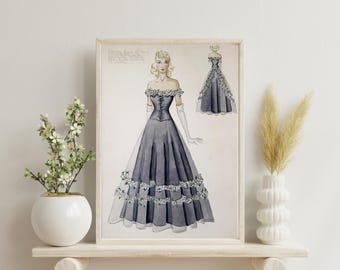 Puede incluir: Una ilustración enmarcada de una mujer con un vestido gris con detalles florales blancos. El vestido tiene un corpiño ajustado y una falda completa. La mujer tiene el pelo rubio y lleva guantes blancos. La ilustración está sobre un fondo blanco.