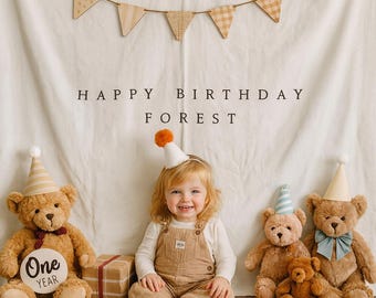 Może przedstawiać: Dziecko w czapeczce urodzinowej siedzi wśród pluszowych misiów i pudełka z prezentem. Tekst "HAPPY BIRTHDAY FOREST" jest wyświetlany powyżej. Baner z trójkątnymi flagami wisi w tle. Dziecko ma na sobie ogrodniczki i koszulkę z długim rękawem.