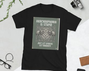Camiseta engraçada com estampa de aranha, camiseta com a frase "Aracnofobia é uma bobagem", camiseta com humor gótico.