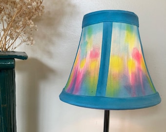 Mini-Lamp met handgeverfde stof lampenkap, met de hand geverfd met zijde kleurstoffen, accent chroom lamp basis maakt gebruik van standaard candleabra lamp