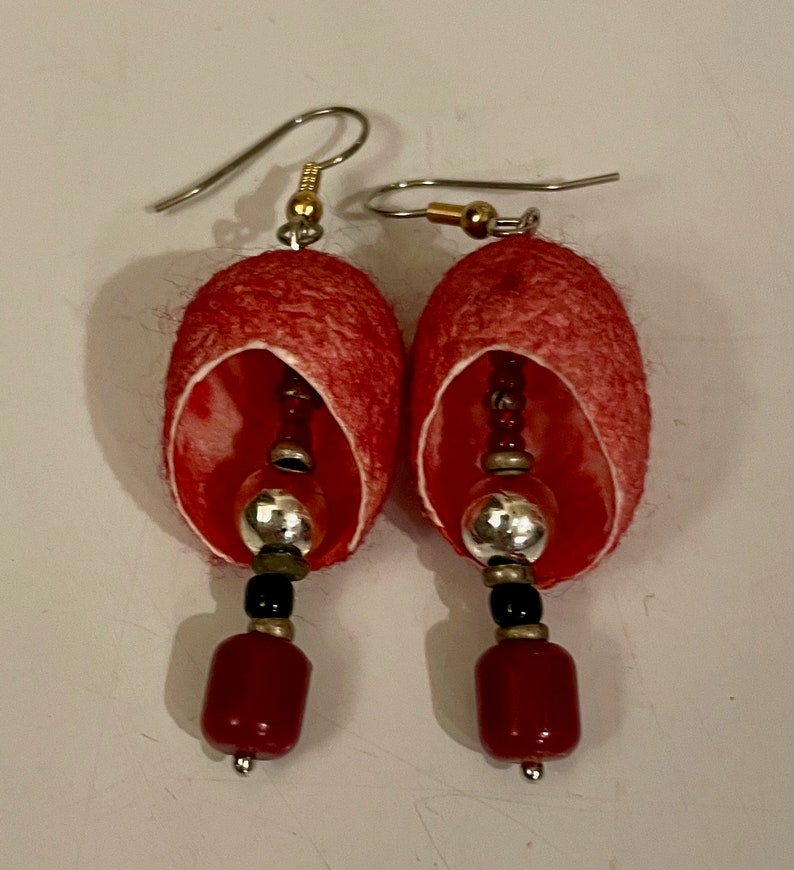 Boucles d'oreilles cocon en soie rouge brique, teints à la main, boucles d'oreilles en soie et perles, boucles d'oreilles légères, OOAK, cocons de soie, apprêts dorés et argentés image 2