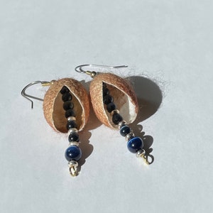 Brown and Navy Silk Cocoon Earrings, Hand Dyed, Bead Earrings, Lightweight Earrings, OOAK, Silk Cocoons, Gold and Silver-toned findings zdjęcie 5