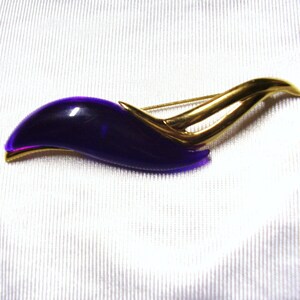 Vintage Park Lane Gold tone Purple Lucite Brooch