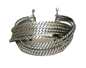 Pulsera de puño de múltiples hilos en tono plateado