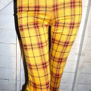 Puede incluir: Pantalones de pata de elefante de cuadros amarillos y negros.