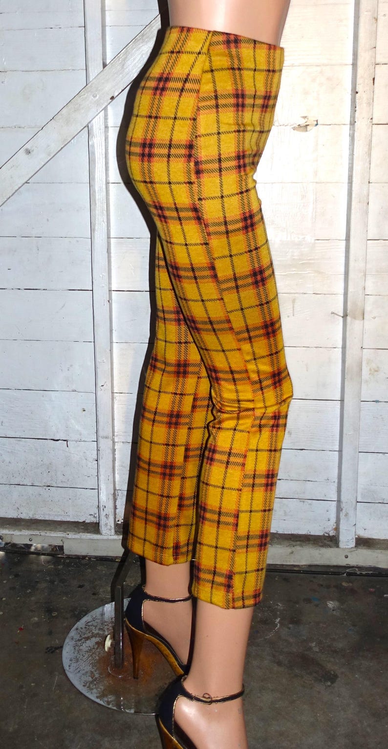 Puede incluir: Pantal&oacute;n de color amarillo y negro a cuadros con un ajuste delgado. El pantal&oacute;n est&aacute; hecho de una tela suave y el&aacute;stica y tiene una cintura alta.