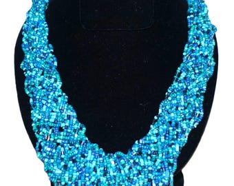 Collar babero con cuentas de turquesa sintética