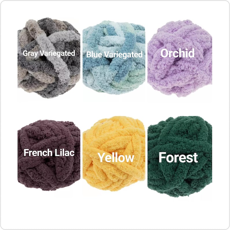 Puede incluir: Seis ovillos de lana de chenilla gruesa en varios colores etiquetados como Gray Variegated, Blue Variegated, Orchid, French Lilac, Yellow y Forest. El hilo tiene una textura suave y esponjosa, dispuesto en dos filas de tres.