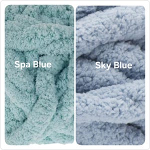 Puede incluir: Dos paneles contiguos de hilo grueso, suave y texturizado. El panel izquierdo es de un color azul verdoso claro etiquetado como Spa Blue, y el panel derecho es de un color azul b&iacute;garo claro etiquetado como Sky Blue. El hilo tiene un aspecto grueso.