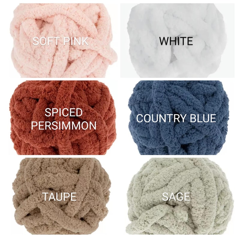 Puede incluir: Seis madejas de hilo de chenilla grueso dispuestas en una cuadr&iacute;cula. Los colores est&aacute;n etiquetados como Soft Pink, White, Spiced Persimmon, Country Blue, Taupe y Sage. Cada madeja presenta una textura gruesa, afelpada y aterciopelada.