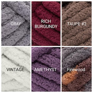 Puede incluir: Una cuadr&iacute;cula de seis muestras de hilo de chenilla grueso en varios colores etiquetadas como Gray, Rich Burgundy, Taupe #2, Vintage, Amethyst y Firewood. Cada secci&oacute;n muestra los bucles suaves, texturizados y gruesos del material.