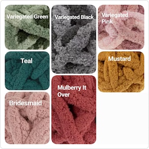 Puede incluir: Una colecci&oacute;n de siete muestras de hilo de chenilla grueso en varios colores etiquetadas como Variegated Green, Variegated Black, Variegated Pink, Teal, Mustard, Bridesmaid y Mulberry It Over, que muestran una textura suave, difusa y gruesa.