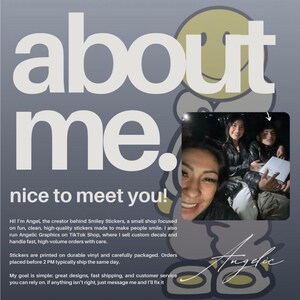 Pu&ograve; includere: Grafica con le parole "about me" in grandi lettere bianche, con la frase "nice to meet you!" sotto. Una foto di tre persone &egrave; nell'angolo. Il testo dice che il negozio si chiama Smiley Stickers.