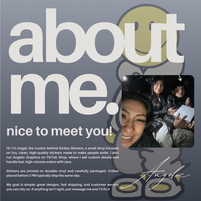 Pu&ograve; includere: Grafica con le parole "about me" in grandi lettere bianche, con la frase "nice to meet you!" sotto. Una foto di tre persone &egrave; nell'angolo. Il testo dice che il negozio si chiama Smiley Stickers.