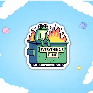 Pu&ograve; includere: Un adesivo con una rana verde seduta su un cassonetto verde in fiamme. Il cassonetto ha la scritta "EVERYTHING'S FINE". Lo sfondo &egrave; azzurro con nuvole e piccole forme. Un design umoristico.