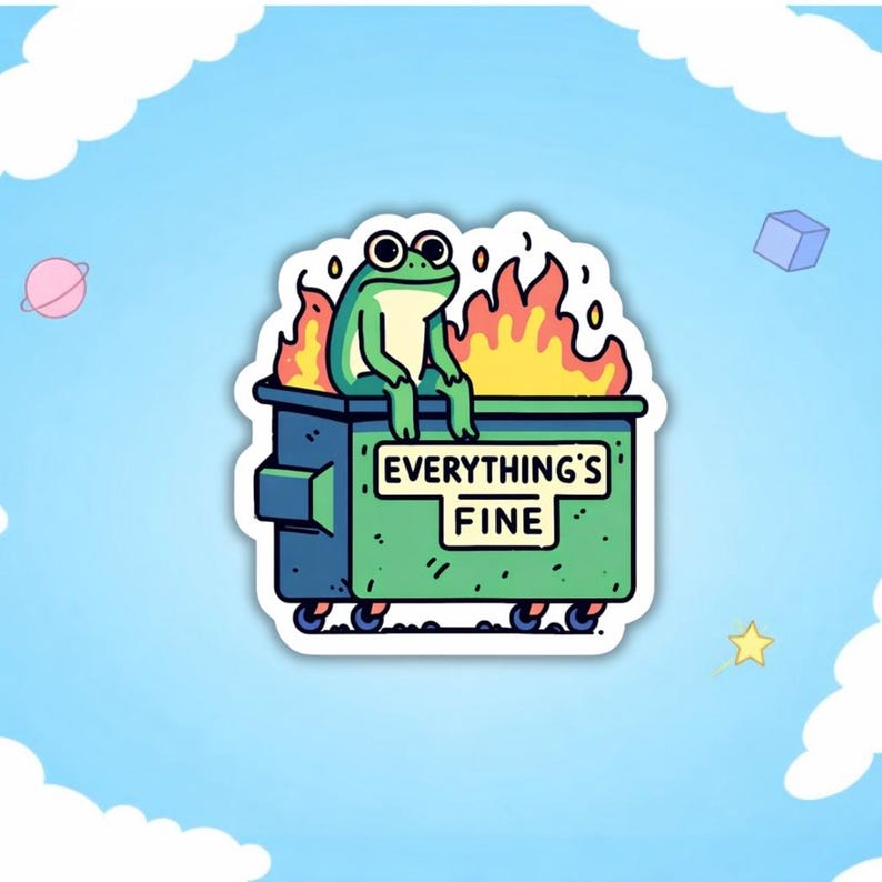 Pu&ograve; includere: Un adesivo con una rana verde seduta su un cassonetto verde in fiamme. Il cassonetto ha la scritta "EVERYTHING'S FINE". Lo sfondo &egrave; azzurro con nuvole e piccole forme. Un design umoristico.
