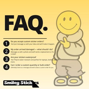 Pu&ograve; includere: Una grafica gialla e bianca con la parola "FAQ" in grandi lettere nere. L'immagine include un personaggio di smiley dei cartoni animati e risposte alle domande frequenti sugli ordini di adesivi personalizzati, sugli ordini danneggiati, sugli adesivi impermeabili e sugli ordini all'ingrosso.