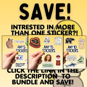 Pu&ograve; includere: Immagine promozionale gialla con la parola "SAVE!" in grandi lettere nere. Pubblicizza pacchetti di adesivi: "ANY 5 STICKERS", "ANY 15 STICKERS" e "ANY 10 STICKERS". &Egrave; incluso anche il testo "CLICK THE LINK IN THE DESCRIPTION TO BUNDLE AND SAVE!".
