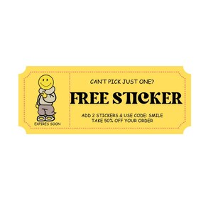 Pu&ograve; includere: Una grafica gialla a forma di biglietto con un personaggio sorridente e le parole "FREE STICKER". Il testo recita "CAN'T PICK JUST ONE?" e "EXPIRES SOON". Ulteriore testo promuove uno sconto con il codice "SMILE".