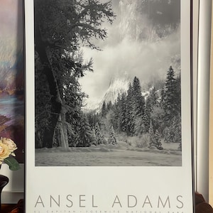 De iconische foto &#39;Moon and Half Dome&#39; van Ansel Adams gemaakt in Yosemite National Park. Geautoriseerde editie.