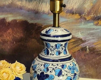 Elegante lámpara de mesa de cerámica azul y blanca.