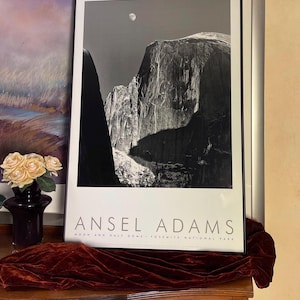 De iconische foto &#39;Moon and Half Dome&#39; van Ansel Adams gemaakt in Yosemite National Park. Geautoriseerde editie.