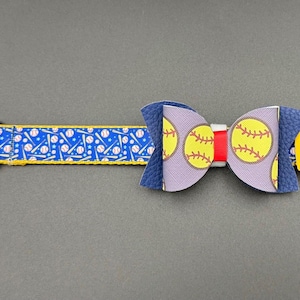 Basebollhalsband för hund med rosett i konstläder. 1 medium, 30-45 cm, och 1 stort, 38-61 cm långt.