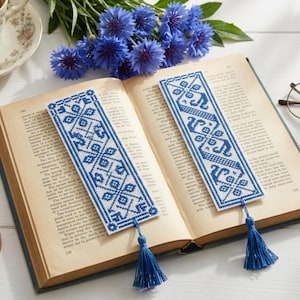 Par de marcapáginas de folclore celta azul con patrón de punto de cruz - Bordado geométrico nórdico (compatible con Pattern Keeper)