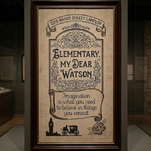 Może przedstawiać: Oprawiony haft krzyżykowy z napisem "221B Baker Street Sampler" i "Elementary, My Dear Watson". Projekt zawiera sylwetkę powozu, Big Bena i różę. Haft jest prezentowany w ciemnobrązowej drewnianej ramie.