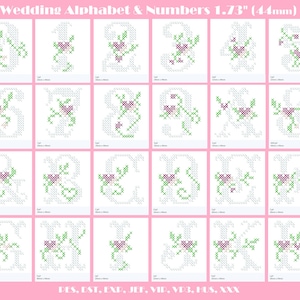Pode incluir: Uma coleção de letras e números do alfabeto em ponto cruz, cada um adornado com um design floral. O texto "Wedding Alphabet & Numbers 1.73" (44mm)" é exibido no topo. As letras e números são cinza claro, com detalhes florais verdes e roxos.