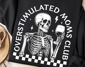 Op de afbeelding: Zwart-wit grafisch ontwerp van een skelet dat een glas wijn vasthoudt met de tekst "Overstimulated Moms Club" in een cirkel rond het skelet.