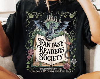 Sociedade de Leitores de Fantasia PNG, Design de Camiseta para Amante de Dragões e Ratos de Biblioteca, Criatura Mítica Sublimada em PNG, Camiseta de Fantasia com Leitura PNG