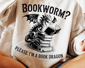 Dragón amante de los libros PNG SVG, diseño de camiseta de ratón de biblioteca de fantasía, sublimación de dragón lector lindo, gráfico de amante de los libros PNG, lector de fantasía PNG