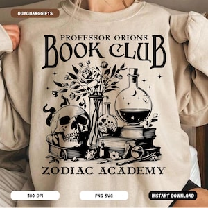 Peut inclure: Sweat-shirt beige avec un motif graphique noir représentant un crâne, des fleurs, des livres et des flacons de potion. Le texte indique "Professor Orions Book Club Zodiac Academy". Le design a une esthétique vintage et gothique.