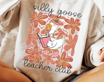 Club de profesores de Silly Goose PNG, diseño divertido de sublimación para profesores, adorable ganso rosa con libro, PNG de regreso a clases con diseño floral retro, PNG para profesores