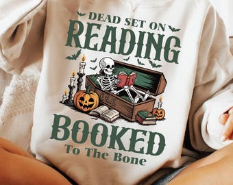 Scheletro di Halloween intenzionato a leggere PNG, Scheletro divertente che legge PNG, Design autunnale spettrale per gli amanti dei libri, Lettura prenotata fino all'osso PNG