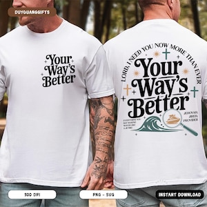 Op de afbeelding: Wit T-shirt met de tekst "Your Way's Better" op de voor- en achterkant. Het ontwerp op de achterkant bevat de zin "Lord, I need you now more than ever" en een golfafbeelding met een jetski. Het shirt heeft ook de woorden "Jehovah, Jireh, Provider".