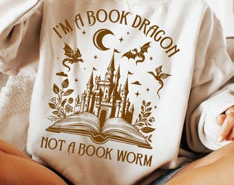 Sono un drago dei libri PNG SVG, lettore fantasy PNG, merce retrò dei libri SVG, design di maglietta per amanti dei libri alla moda, mistico, drago della lettura dei libri SVG