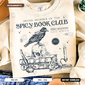 Może przedstawiać: Beżowa bluza z czarno-białą ilustracją kruka siedzącego na czaszce, otoczonego książkami, piórem, różą i świecą. Na bluzie nadrukowany jest tekst "Proud Member of the Spicy Book Club Smut Readers Safe Haven Meet Weekly".