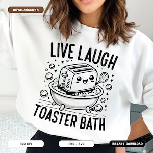 Puede incluir: Sudadera blanca con texto negro que dice "Live Laugh Toaster Bath". Una imagen de dibujos animados de una tostadora en una bañera con burbujas está encima del texto.
