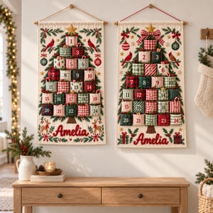 Può includere: Due calendari dell'avvento in tessuto da appendere alla parete con un design ad albero di Natale e tasche numerate da 1 a 24. Ogni calendario riporta il nome Amelia in corsivo rosso, decorato con cardinali, renne e motivi festivi rossi e verdi.