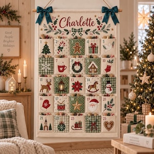 Pode incluir: Um calendário do advento de tecido para pendurar com o nome Charlotte impresso no topo. Possui vinte e cinco bolsos numerados, cada um decorado com ícones festivos de Natal como árvores, renas e o Pai Natal, com dois laços azul-escuros.