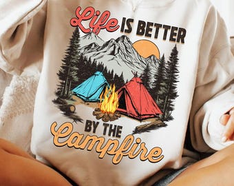 La vida es mejor junto a la fogata PNG, Sublimación de camping acogedor PNG, Diseño de camiseta rústica para fogata, Cita sobre la vida en una cabaña al aire libre PNG, Fogata Png