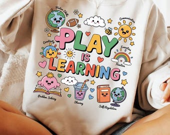 Lek är lärande png, tillbaka till skolan lärarskjorta design png, dagis och förskola sublimering png, lärarliv png