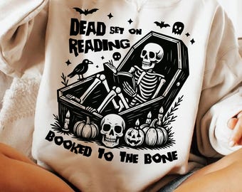 PNG SVG "Booked to the Bone", Scheletro divertente che legge, Disegno di Halloween, Clipart spettrale per amanti dei libri, Sublimazione autunnale di umorismo libresco, PNG "Dead Set"