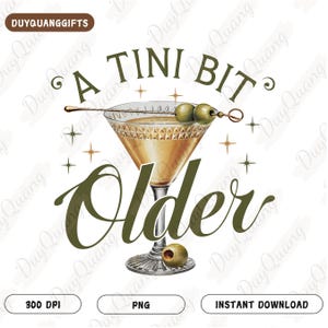 Könnte beinhalten: Ein Martini-Glas mit einer grünen Olive als Garnitur und dem Text "A TINI BIT Older" in grüner Schrift.